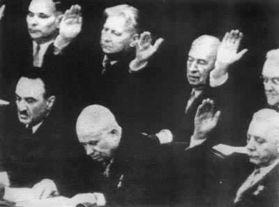 苏共二十大于1956年2月14日开幕，赫鲁晓夫作了反斯大林的秘密报告