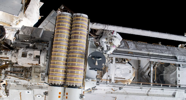 NASA宇航员开始太空行走以部署新的太阳能电池组