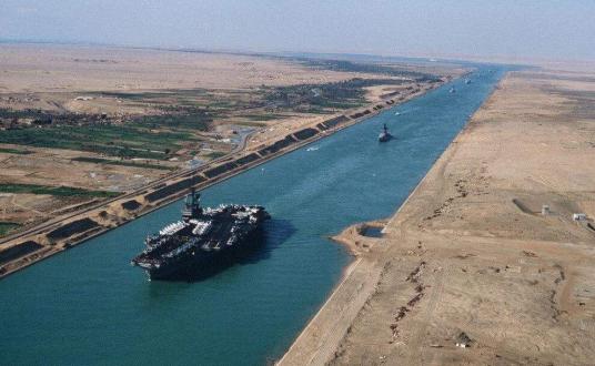 1869年11月17日，苏伊士运河竣工通航